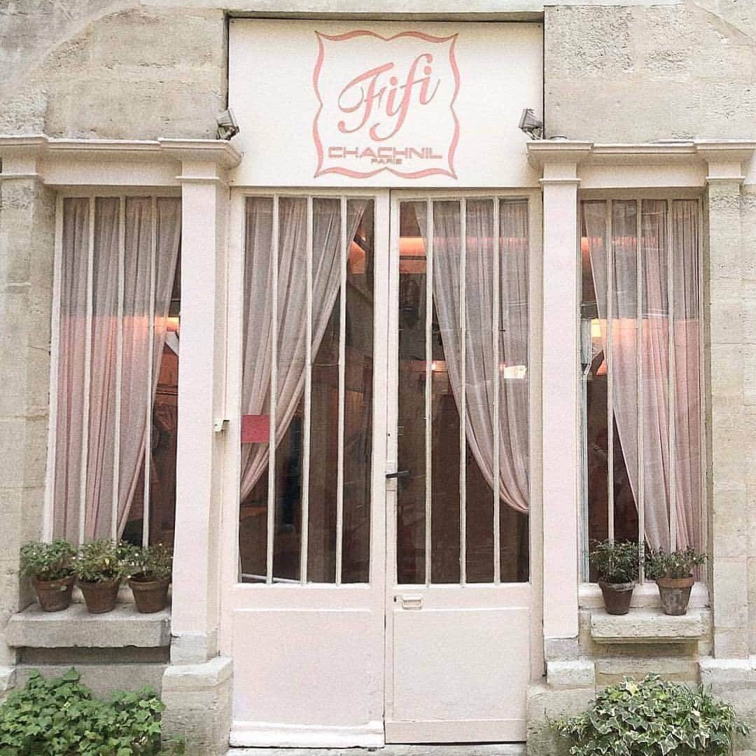 MERYさんのインスタグラム写真 - (MERYInstagram)「. フランス・パリにある『Fifi Chachnil（フィフィ・シャシュニル） @maisonfifichachnil 』は、いつか行ってみたいガーリー派の聖地♡ピンクを基調としたロマンチックな店内に、キュートでセクシーなランジェリーなどのアイテムが並びます。日本では『VeryBrain（ベリーブレイン） @verybrain 』や『Faline Tokyo（ファリーン トーキョー） @falinetokyo 』で取り扱いがあるそう。とっておきの1着を手に入れて。 . MERYでは他にも「かわいい」に近づくさまざまな情報を発信しています。 @mery.beauty コスメ・美容に特化した情報をお届け♡ @mery_spot 話題のカフェやお出かけスポットをご紹介！ こちらもぜひチェックしてみてください！ . . photo by @rc_daisy.kr ＠lapin_et_rose . #MERY #regram #instagram #instafashion #fashion #paris #fifichachnil #pink #verybrain #faline #오오티디 #코디 #패션 #패션피플 #フィフィシャシュニル #フランス #パリ #フランス旅行 #パリ旅行 #パリジェンヌ #ガーリー #ランジェリー #ピンク #ファッション #ピンク好き #素敵女子project #女子力向上委員会 #お洒落さんと繋がりたい #MERY女子 #メリー」7月26日 8時00分 - mery.jp