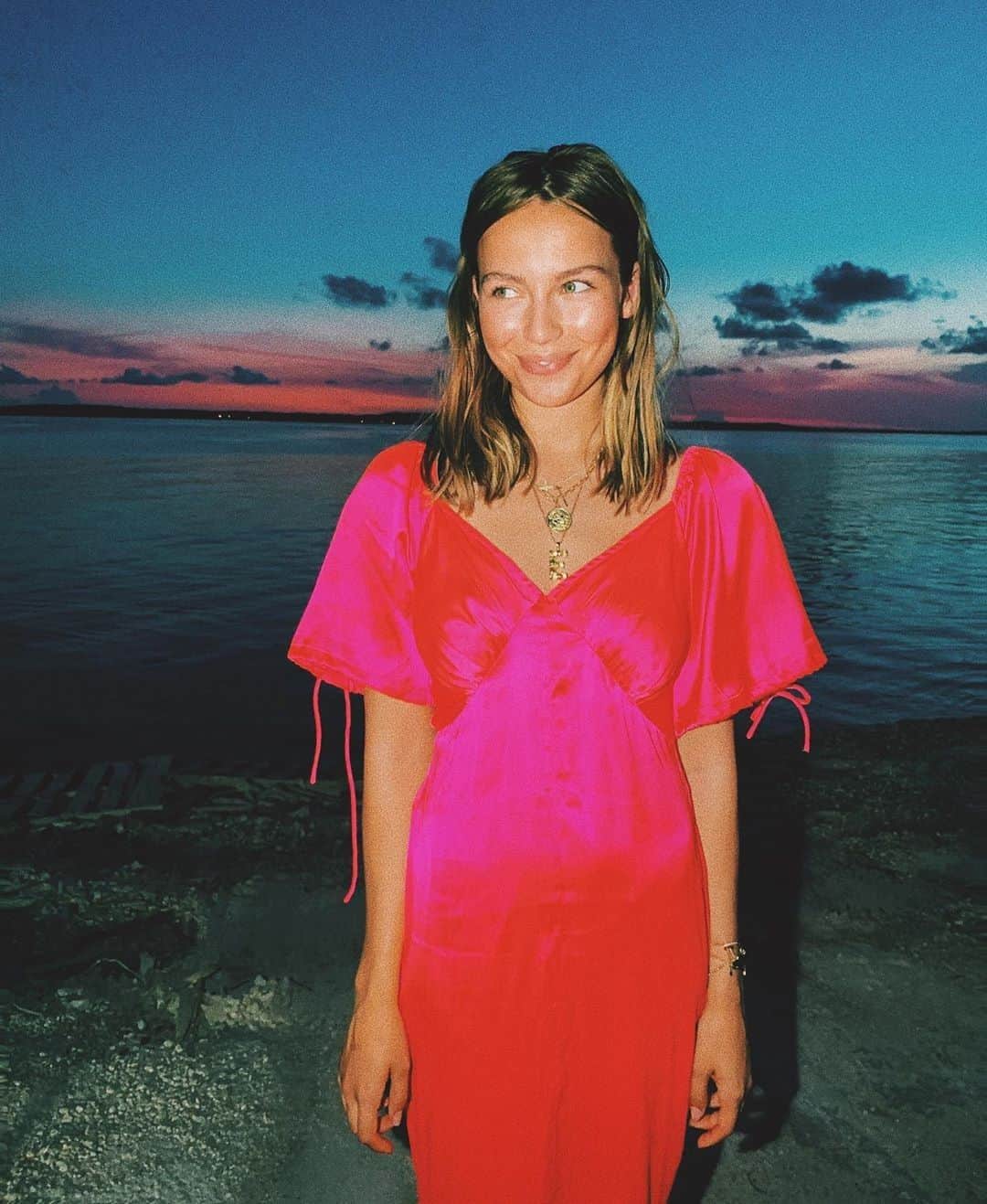 ASOSさんのインスタグラム写真 - (ASOSInstagram)「Dress best paired with sunsets and 🍹 📸 @emmalouiseconnolly 🔎 ASOS DESIGN sweetheart midi tea dress in neon (1419984) ♻️ Wash this bright baby with cold water to keep her shining 💕」7月26日 7時55分 - asos