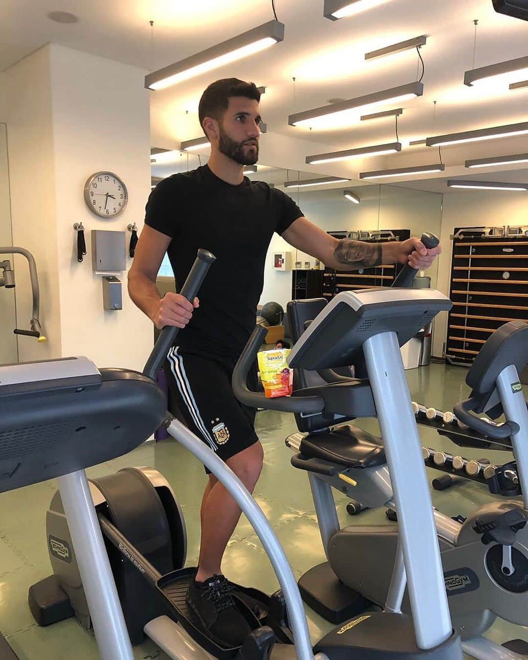 のインスタグラム：「Para entrenar o recuperarme de una lesión, siempre me acompañan mis Supradyn Gummies de @supradynargentina . Son riquísimas y con dos por día me alcanza para tener la energía que necesito. Buscalas en todas las farmacias. #EnergíaParatuDía.」