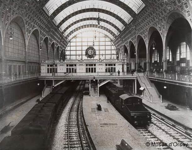 フランス大使館さんのインスタグラム写真 - (フランス大使館Instagram)「【今日のプチ知識❓】パリのオルセー美術館は、もともとは1900年の万国博覧会の開催に合わせて落成されたオルセー駅の駅舎でした。1939年に廃駅になったのち、1986年、ミッテラン大統領によってあらたに美術館としてオープンされました。鉄道駅の名残が時計代などに今も残ります 📷 : ©Musée d'Orsay ❓Le saviez-vous ?  Avant d’être inauguré en 1986 par François Mitterrand, le @museeorsay  a eu une vie antérieure riche. Il a été un hôtel particulier, un palais et une gare avant de devenir le temple de l’impressionnisme en plein centre de Paris. 📷 : ©Musée d'Orsay」7月26日 8時01分 - ambafrancejp