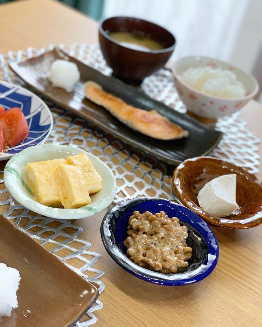 奥山夏織さんのインスタグラム写真 - (奥山夏織Instagram)「朝からちゃんとしたご飯🍚✨ ・ 我が家は納豆が大好きで常に家の冷蔵庫に入ってます☺️お味噌汁が合う💓チーズも私は大好きなので#発酵食品 は身近にある大好きな食品の１つ♪ ・ 発酵食品は美味しいだけではなく、腸を元気にしてくれます！ 腸内環境が整うと、人間が幸せを感じるホルモンの１つ【セロトニン】も生成しやすいようです💓 ・ 腸が綺麗だとお肌や体全体が健康になれるので、これからも積極的に#発酵食品 を摂り、腸内環境を良くさせて幸せホルモンを増やしていこうと思います❣️ ・・・ #幸せ菌 #発酵食品 #腸内環境 #腸活 #幸せホルモン #腸内環境を考える #腸は第2の脳 #朝ごはん #朝食 #和食 #健康食 #朝活 #おうちご飯 #かおりずキッチン #cooking #料理 #主婦料理 #OL料理 #クッキング #foodinsta #food #foodstagram」7月26日 7時56分 - okuyama_kaori