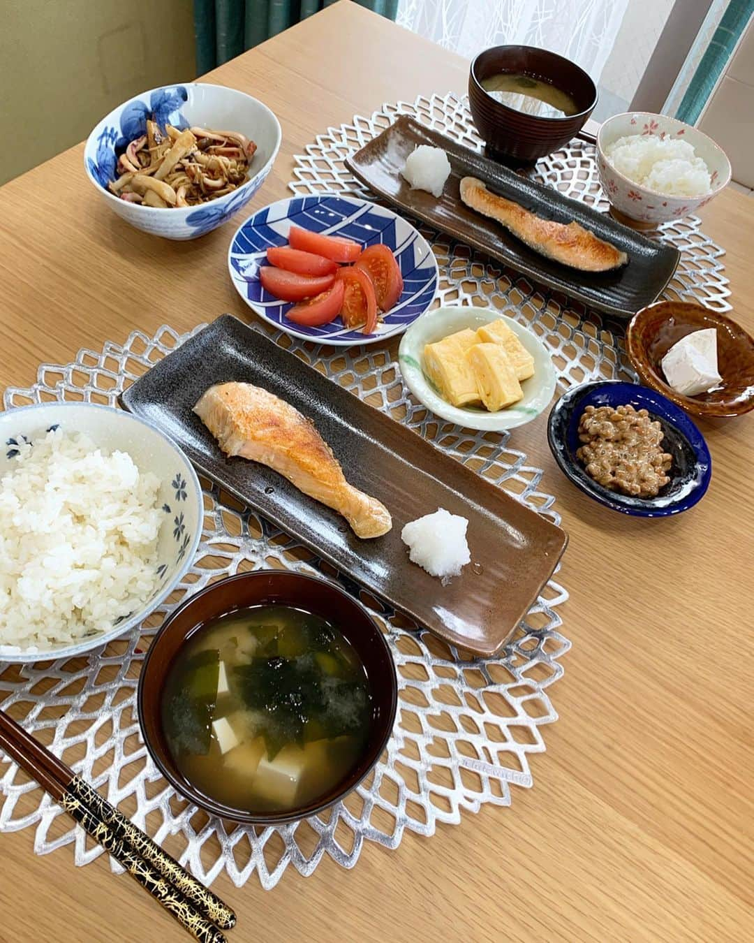 奥山夏織さんのインスタグラム写真 - (奥山夏織Instagram)「朝からちゃんとしたご飯🍚✨ ・ 我が家は納豆が大好きで常に家の冷蔵庫に入ってます☺️お味噌汁が合う💓チーズも私は大好きなので#発酵食品 は身近にある大好きな食品の１つ♪ ・ 発酵食品は美味しいだけではなく、腸を元気にしてくれます！ 腸内環境が整うと、人間が幸せを感じるホルモンの１つ【セロトニン】も生成しやすいようです💓 ・ 腸が綺麗だとお肌や体全体が健康になれるので、これからも積極的に#発酵食品 を摂り、腸内環境を良くさせて幸せホルモンを増やしていこうと思います❣️ ・・・ #幸せ菌 #発酵食品 #腸内環境 #腸活 #幸せホルモン #腸内環境を考える #腸は第2の脳 #朝ごはん #朝食 #和食 #健康食 #朝活 #おうちご飯 #かおりずキッチン #cooking #料理 #主婦料理 #OL料理 #クッキング #foodinsta #food #foodstagram」7月26日 7時56分 - okuyama_kaori