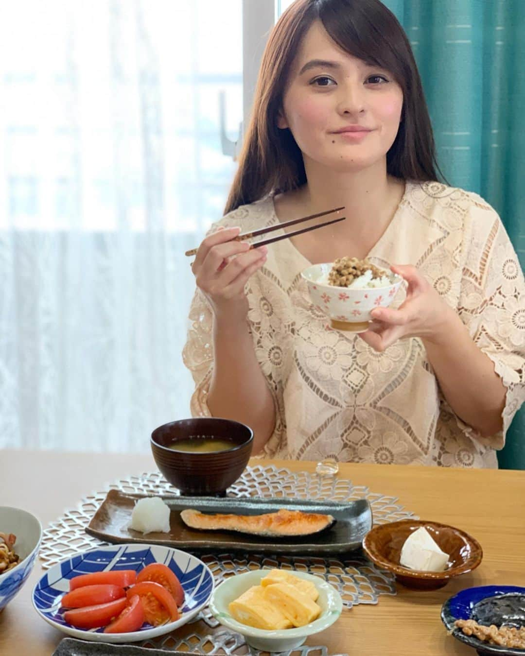 奥山夏織さんのインスタグラム写真 - (奥山夏織Instagram)「朝からちゃんとしたご飯🍚✨ ・ 我が家は納豆が大好きで常に家の冷蔵庫に入ってます☺️お味噌汁が合う💓チーズも私は大好きなので#発酵食品 は身近にある大好きな食品の１つ♪ ・ 発酵食品は美味しいだけではなく、腸を元気にしてくれます！ 腸内環境が整うと、人間が幸せを感じるホルモンの１つ【セロトニン】も生成しやすいようです💓 ・ 腸が綺麗だとお肌や体全体が健康になれるので、これからも積極的に#発酵食品 を摂り、腸内環境を良くさせて幸せホルモンを増やしていこうと思います❣️ ・・・ #幸せ菌 #発酵食品 #腸内環境 #腸活 #幸せホルモン #腸内環境を考える #腸は第2の脳 #朝ごはん #朝食 #和食 #健康食 #朝活 #おうちご飯 #かおりずキッチン #cooking #料理 #主婦料理 #OL料理 #クッキング #foodinsta #food #foodstagram」7月26日 7時56分 - okuyama_kaori