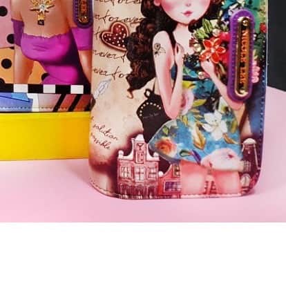 のインスタグラム：「✨NEW ARRIVALS, NEW SEASON✨  Check out all our New arrivals Online 12 New prints you’ll fall Love with!!!!! #nicolelee #nicoleleeonline #nicoleleeEspaña #nllook #wallets  Photo Via: @nicolelee.mexicooficial」