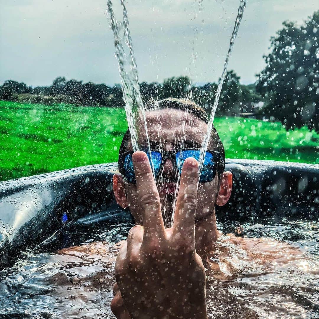 トム・キャセルのインスタグラム：「How to handle the heat 💦」