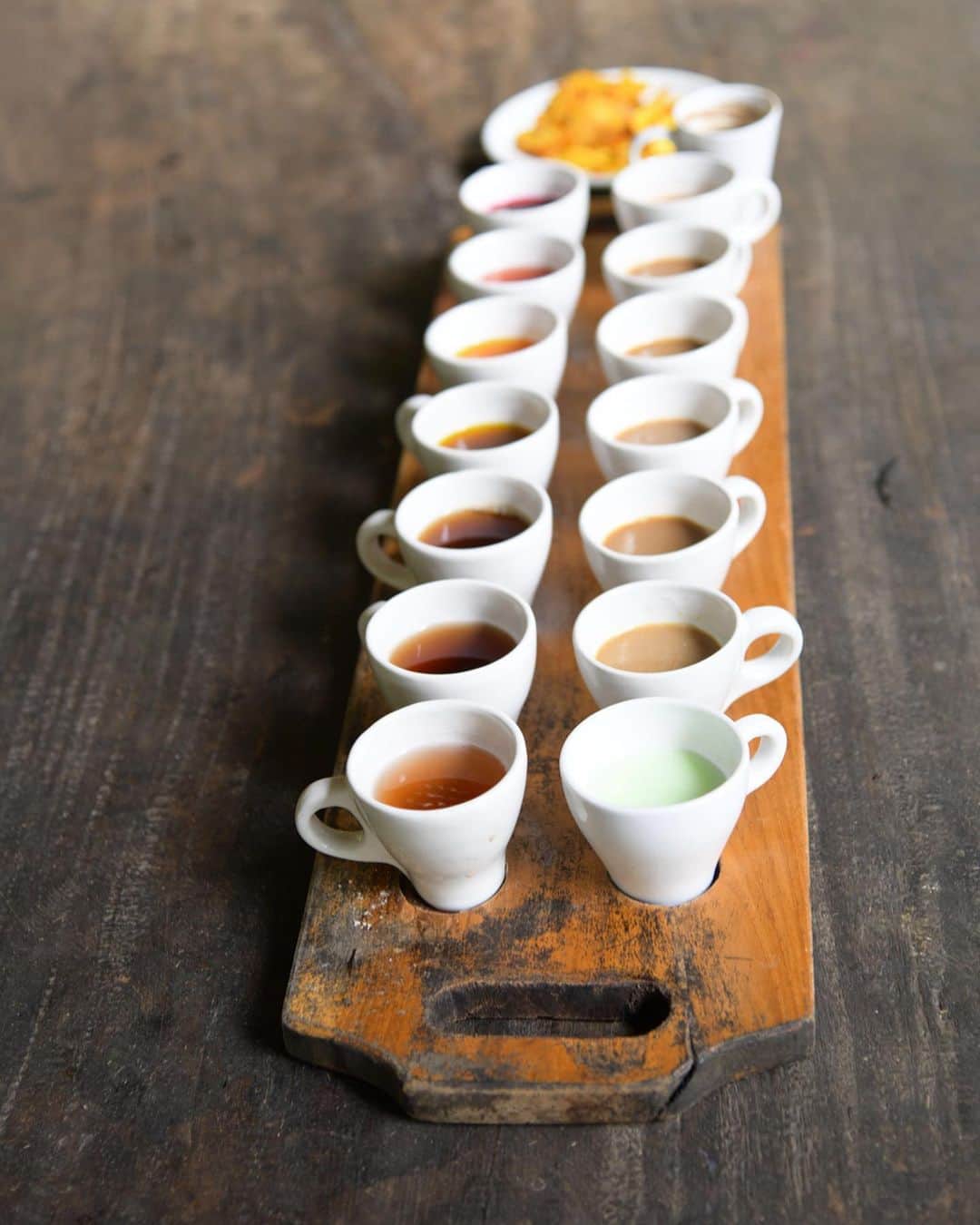 坂元美香さんのインスタグラム写真 - (坂元美香Instagram)「#坂元旅ログ バリ編 . ご機嫌に焙煎中😙空中ブランコへ行く途中にバリの昔ながらのコーヒーの作り方を体験できるところがあるの。そして、ブランコ待ってる間にバリコーヒーのテイスティングもできるんだよ。甘いのから苦いの、そして辛いのまで…🤣 . Special thanks for @tiketcom @andytoyoda @nikonikobali.tour @kemenpar @pesonaid_travel @indtravel @ceritadestinasi 🙏 . photographer @hitomaki_photo . #tiketWonderfulIndonesia #semuaadatiketnya #バリ #バリ島 #インドネシア #bali #baliindonesia #ウブド #空中ブランコ #BaliSwing #balicoffee #バリコーヒー #コーヒー #coffee #umapakel #ウマパケル #リゾート #旅スタグラム #タビジョ #坂元旅ログ」7月26日 8時04分 - mika_saka