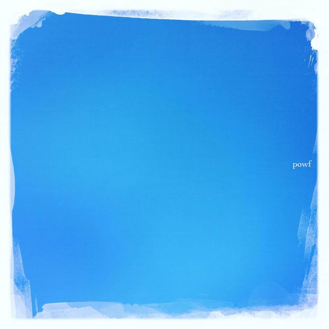 anemone_69のインスタグラム：「. ひさしぶりの #青空 ☀︎ . ２枚目は、 20年来愛用している 液体 洗濯 #せっけんそよ風 。 香りが大好き*:ஐ(●˘͈ ᵕ˘͈) . 久々に容器を買い換えたら すごくシンプルな パッケージになってた◎ . . #朝から暑い 💦 #DreamCanvas_powf . . .」