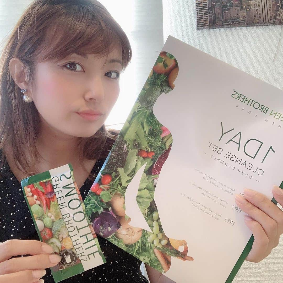 細田阿也さんのインスタグラム写真 - (細田阿也Instagram)「@greenbrothers025  #カスタムサラダ や#野菜スープ が 大好きで#グリーンブラザーズ青山一丁目 などなど店舗によく伺いますが、、、 #ファスティング 再チャレンジ！ #スムージー 蜂蜜のような甘さ、柔らかさで飲みやすかった！  #ダイエット#健康 #デトックス#美肌#腸活#ヘルシー#ビューティー#ワンクレ#greenbrothers#gbfasting#1daycleanseset #gbday1 #ファスティングセット #1DAYCLEANSE #グリーンブラザーズ  @greenbrothers025  @gbfasting_official」7月26日 8時07分 - hosodaaya