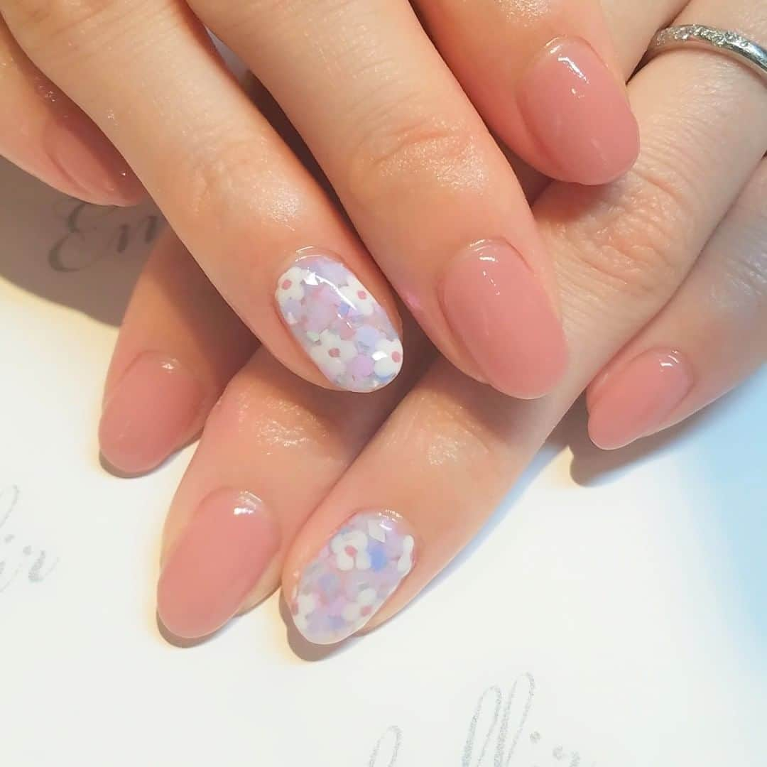 ネイルサロンEmbellir横浜店さんのインスタグラム写真 - (ネイルサロンEmbellir横浜店Instagram)「💅 . . ニュアンスフラワーネイル . . ☆ご予約はお電話または、ホットペッパーにて☆ . . アカウントをクリックするとホットペッパーのURLがございます！！是非アクセスしてください！！ . . #オフィスネイル #ネイルサロン #ネイルデザイン  #ネイルアート #女子力ネイル #シンプルネイル  #横浜ネイルサロン #embellir横浜　 #アンベリール  #ショートネイル #大人ネイル #トレンドネイル  #おしゃれネイル #大人女子ネイル #人気ネイル  #パラジェル #hpb_nail #ジェルネイル #summernails  #夏ネイル #💅 #ネイル好きな人と繋がりたい #横浜 #横浜ネイルサロン #ショップローカル参加店 #ショップローカル #ニュアンスネイル #フラワーネイル」7月26日 8時07分 - embellir111