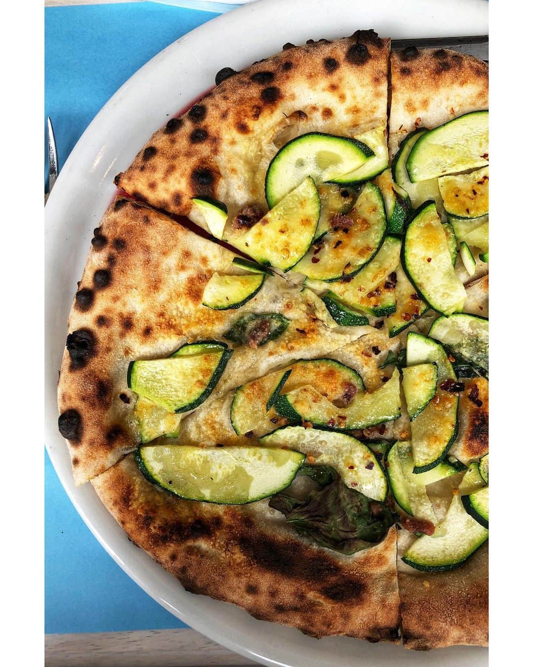 Ryoko Yunokiのインスタグラム：「+ + + Zucchini anchovy pizza😋 + + + #ズッキーニとアンチョビのピザ  #pizzarialavalleditokyo #throwback」