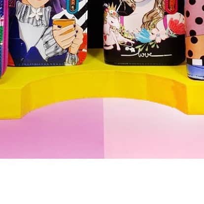 のインスタグラム：「✨NEW ARRIVALS, NEW SEASON✨  Check out all our New arrivals Online 12 New prints you’ll fall Love with!!!!! #nicolelee #nicoleleeonline #nicoleleeEspaña #nllook #wallets  Photo Via: @nicolelee.mexicooficial」