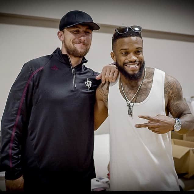 デライノ・デシールズ・ジュニアのインスタグラム：「Gig em’ @jmanziel2 @gosportscon」