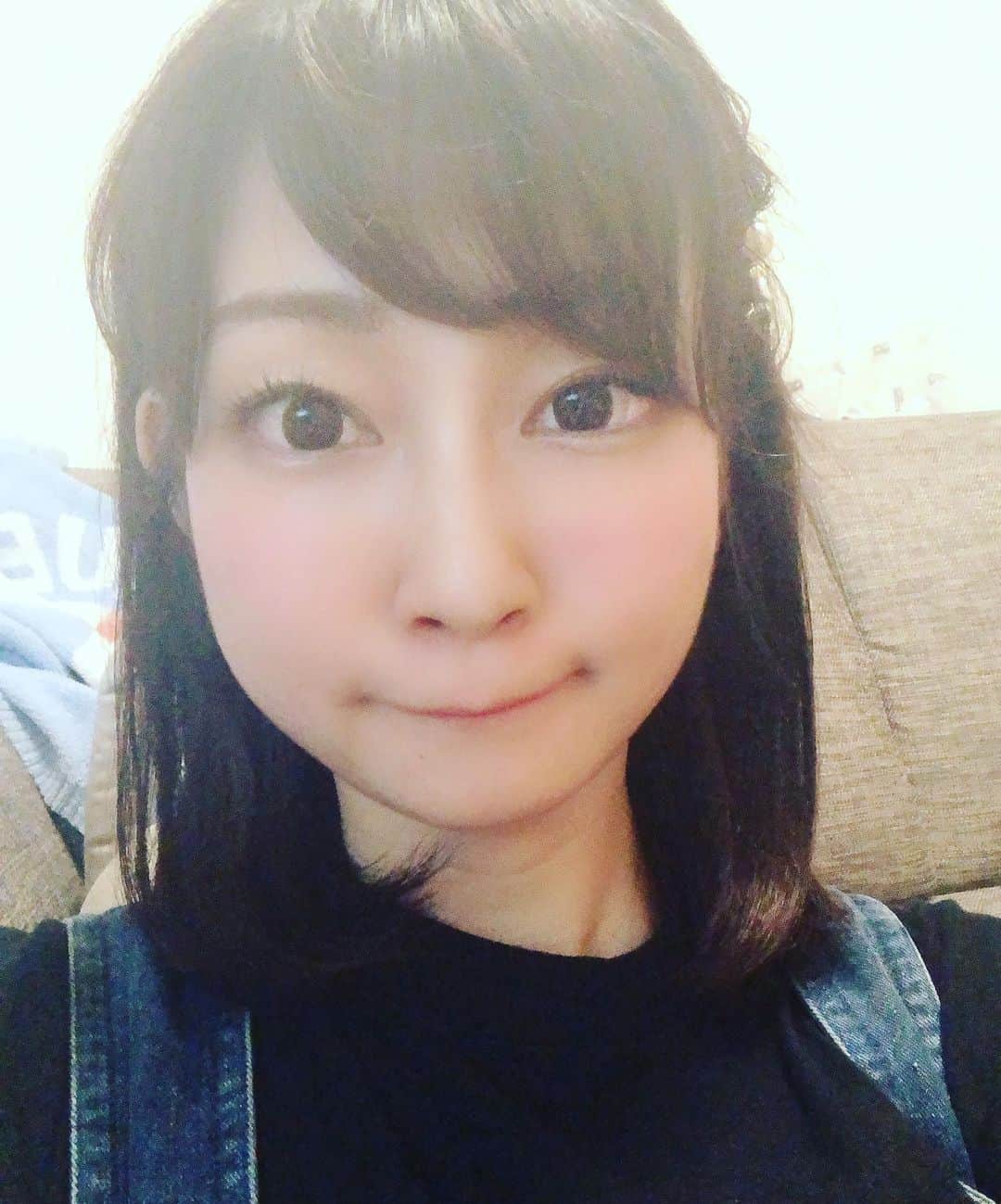 ヒラヤマンのインスタグラム：「髪がぐちゃぐちゃな帰宅後。 #おはよーぐると #後ろにパジャマ」