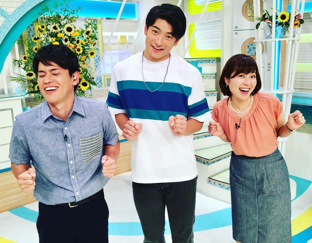 のインスタグラム：「可愛く やーっ！ をして…というカメラさんのオーダーに 咄嗟にポーズをとった三人。 北田くんの表情がなんとも言えません😊  今日は、晴れのち曇り。午前は晴れますが午後は雲が広がりやすく 内陸や山沿い中心ににわか雨や雷雨のおそれも。 とにかく朝から夜まで蒸し暑くなりそう。 予想最高気温は 福岡34度 北九州34度 筑豊34度 筑後34度‼️ めまいや立ちくらみ、顔のほてりや筋肉痛、吐き気や頭痛を感じたら 熱中症にかかっているかも。涼しい場所で休み、水分塩分補給を。冷たいもので首や脇、太ももの付け根を冷やしましょう。  衣装  財津アナ POWDER SUGAR 北田くん Jolly clam 豊原アナ Right-on」