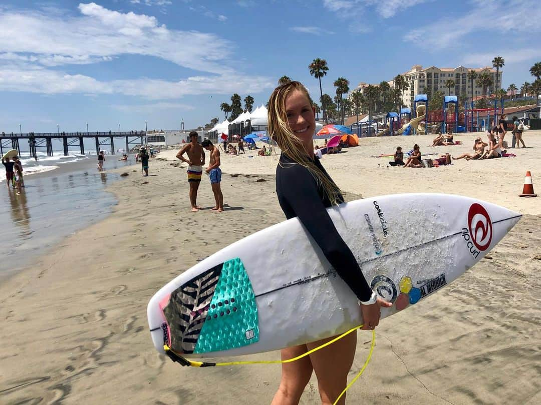 Bethany Hamiltonさんのインスタグラム写真 - (Bethany HamiltonInstagram)「Pumped to get the competition jersey on in the @supergirlpro this weekend in Oceanside, California! The Supergirl Pro is the world’s largest women’s surf event and music festival and I’m so excited to be competing alongside so many amazing female surfers! 😃🏄🏼‍♀️⚡️ Come check out this rad FREE event at the Oceanside Pier this weekend! My first heat is Saturday, July 27th mid morning around 10:05am PDT. You can watch me surf in person, or LIVE online at SupergirlPro.com 🤙🏽 #nissansupergirlpro @wsl ✏️Also on Saturday afternoon I’ll be doing a signing around the competition sight!」7月26日 8時18分 - bethanyhamilton