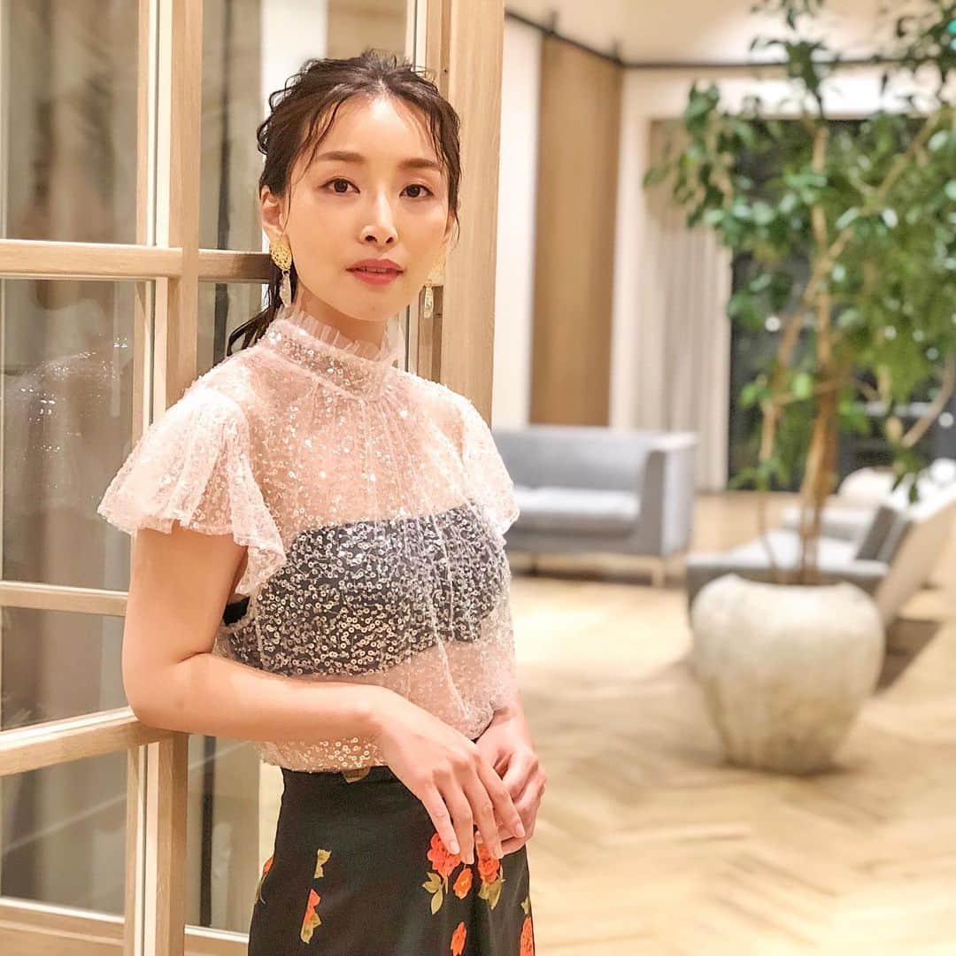 佐々木あさひのインスタグラム：「今回のU-FES GIRLSのイベントテーマがナイトパーティーだったので照明を味方につけるキラキラスパンコールのトップスにしました✨✨上下ともに @zara だよ😘ピアスは @kumamiki ちゃんからの借り物😂（本当ありがとう🙏🏻） お客様と直接お話が出来るイベントだったので、近距離戦でも耐えられるようにスキンケアとマッサージを入念にしてお肌を整え、ファンデーションはほんの少し。アイメイクはどんな角度からでもキラッと見える上品ラメをのせて、リップは乾杯しても落ちにくいティントを選んだよ💄 ヘアはキュッと結んでいるけど緩さを出して頂いて、なみなみの触角をチョロんと出したのがポイント🧚🏻‍♂️ #ufes」
