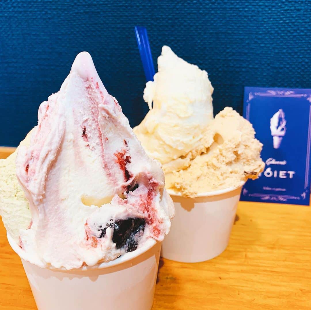 小椿希美のインスタグラム：「・ きのこ蕎麦のあとに 向かったのは、 松本市城東にある ジェラート店 「グラズリー・トワエ」さん ・ ハギーも私も 甘いものはあんまり得意では ないんですが ジェラートだけは大好きで 長野県に住んでいた時は、 長野市や小布施町などなど どちらかの車で 食べに行っていました🚗 松本のジェラートは、 はじめて✨ お蕎麦屋さんに向かう途中に 見つけて あとで来ようと決めていました☺️ 行き当たりばったりのわりに、 行きたい所がすぐに 見つかる嗅覚🤔✨ ・ 15種類くらいあって 散々迷い… 6種類食べました☺️ 全部美味しかったですが 私が選んだアールグレイの ジェラートに チョコチップが入ったものと 萩原チョイスの 杏仁豆腐が一押しです😋 店内にカウンター席があり 店内で食べられます。 ・ 萩原早紀子と小椿希美の 行き当たりばったりの 長野県ドライブは もう少しつづきます。 果たして、本来の予定だった ゴルフの練習に 辿り着くのか…。 ・ #長野県#信州#松本市 #松本ジェラート#ジェラート #グラズリートワエ  #信州大好きアナウンサー #NHK長野#同期キャスター#萩原早紀子」