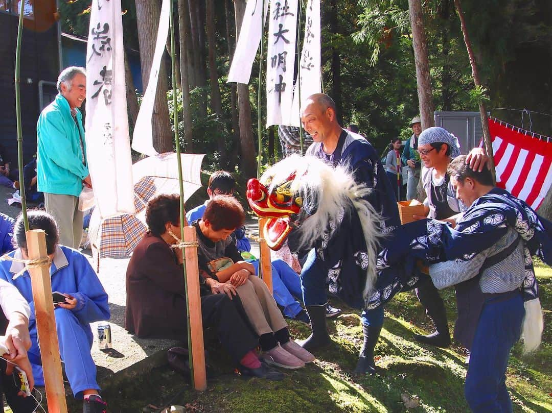 Satoyama推進コンソーシアムさんのインスタグラム写真 - (Satoyama推進コンソーシアムInstagram)「鎮守祭の神楽獅子。⁠⠀ 撮影場所：新潟県柏崎市高柳町⁠⠀ 高柳町栃ケ原神社のお祭りで奉納される神楽舞の後の頭噛みシーンです。神樂獅子の頭噛みは、日本各地で見受けられる縁起物の風習です。神樂衆の笑顔と頭噛みで毎年ご利益をいただくというおばあちゃん。集落の鎮守森で見受けられる里山の情景です。⁠⠀ ※Satoyamaフォトコンテスト2019代理投稿作品⠀⁠⠀ ⠀⁠⠀ #jtsatoyama2019⁠⠀ #フォトコンテスト⁠⠀ #フォトコン⠀⁠⠀ #写真⠀⁠⠀ #カメラ⠀⁠⠀ #里山⠀⁠⠀ #里海⠀⁠⠀ #風景⠀⁠⠀ #風景写真⠀⁠⠀ #日本の絶景⠀⁠⠀ #日本の美しい風景⠀⁠⠀ #田舎⠀⁠⠀ #田舎暮らし⠀⁠⠀ #photo⠀⁠⠀ #satoyama⠀⁠⠀ #satoumi⠀⁠⠀ #japan⠀⁠⠀ #landscape⠀⁠⠀ #japan_visit⠀⁠⠀ #Lovers_Nippon⠀⁠⠀ #daily_photo_jpn⠀⁠⠀ #naturephotography⁠⠀ #獅子⁠⠀ #神楽獅子⁠⠀ #鎮守祭」7月26日 8時32分 - jt.satoyama_consortium