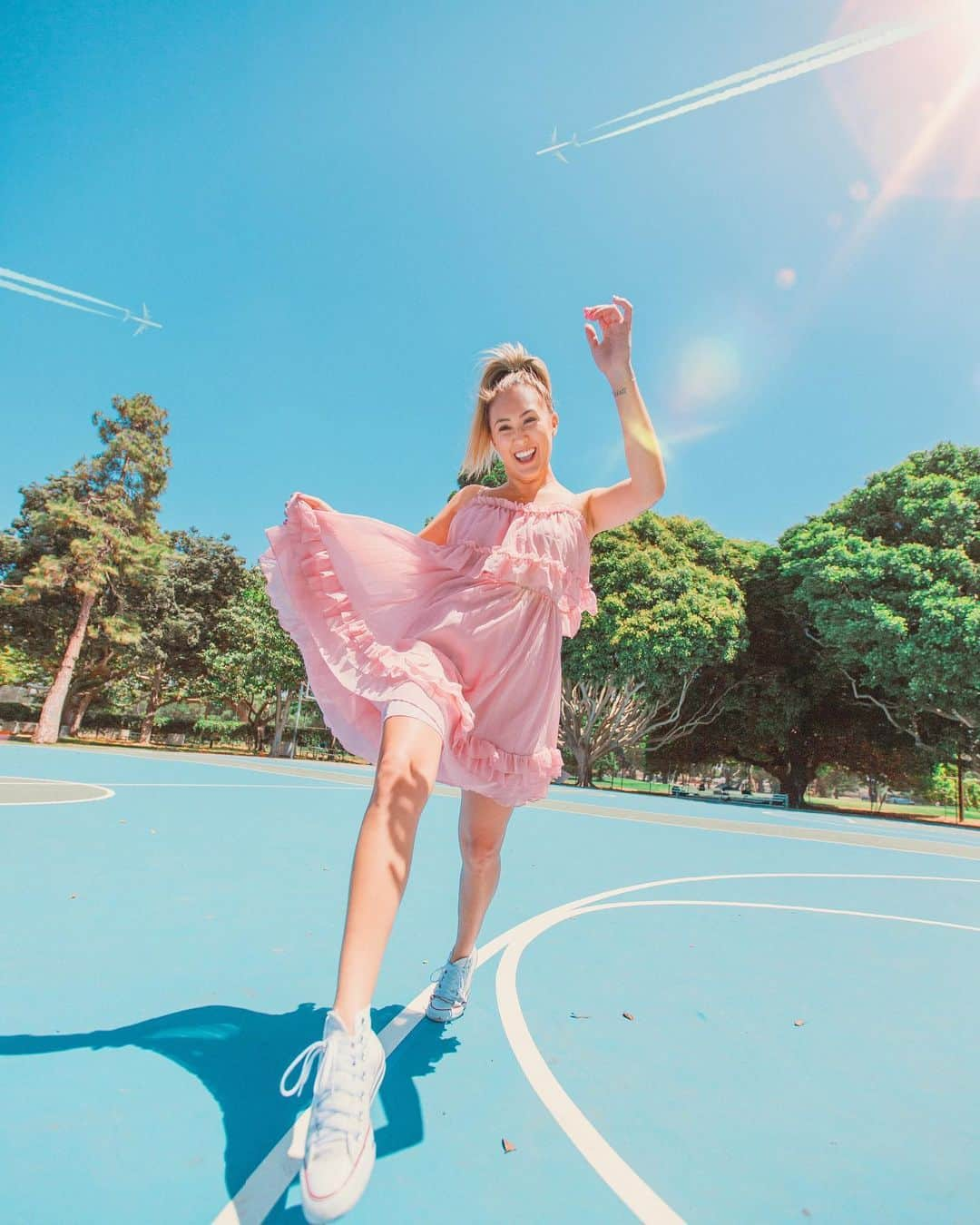 Lauren Riihimakiさんのインスタグラム写真 - (Lauren RiihimakiInstagram)「a concept: hot girl summer but at a comfortable 75 degrees」7月26日 8時38分 - laurdiy