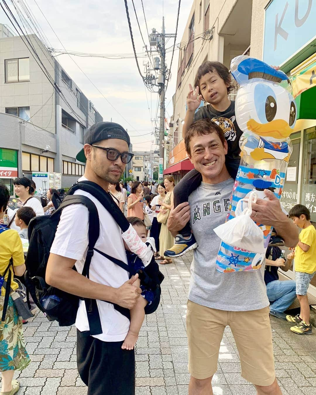 ニッチロー'さんのインスタグラム写真 - (ニッチロー'Instagram)「お祭りに行ったらスワローズのスタジアムDJ  パトリックさんご家族と遭遇🥎  僕より野球が上手い息子さんにもやっと会えた😆  #パトリックユウ さん #スタジアムdj #ヤクルトスワローズ #息子さん野球上手い #足も長かった #将来プロ野球選手になる #ニッチロー’ #コニッチロー」7月26日 8時42分 - nicchiro5.1