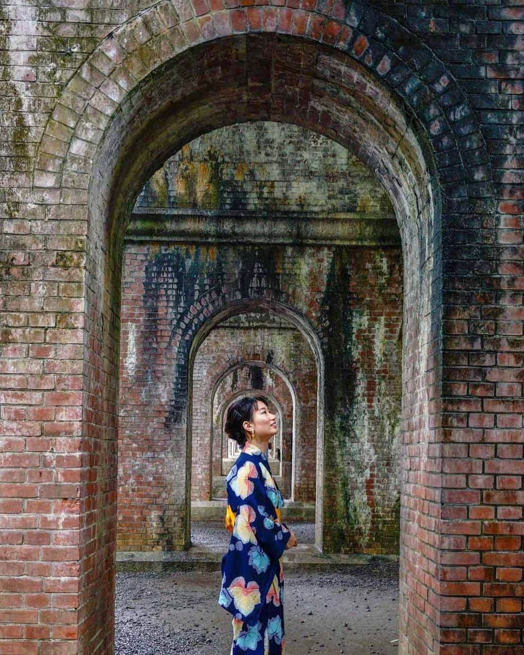 詩歩さんのインスタグラム写真 - (詩歩Instagram)「💧﻿ ﻿ 明治時代につくられた水路閣。﻿ This is an aqueduct in Kyoto built in 1888. Because this bridge pass inside the Nanzenji temple, architects made it beautifully.﻿ ﻿ ﻿ 琵琶湖から京都へひかれた水路が、南禅寺の境内を通過するため、その景観を損なわないようにと造られたのが、この水路閣です。﻿ ﻿ レンガづくりで、重なるアーチづくりのデザインがめっちゃオシャレ✨﻿ ﻿ しかも、歴史遺産ではなく、今なお現役なのがすごい！﻿ この私の頭上を、毎秒数トンの琵琶湖疎水が流れているそうです。すごいなー！﻿ ﻿ 京都の我が家にきている水道も、ここを流れてきてるのかな〜。﻿ ﻿ 🏠﻿ ﻿ 京都に移住してきて、早1ヶ月が経ちました。﻿ 行くべきところが多すぎて、毎日忙しい！！！（仕事が忙しくて行けない！！！）﻿ 祇園祭の雰囲気、素敵な出会い、美味しいグルメなど、京都ライフ満喫してます。﻿ ﻿ 知れば知るほど深い京都。﻿ もっと詳しくなりたいな〜🙌﻿ ﻿ ﻿ ﻿ 📍南禅寺水路閣／京都﻿ 📍Nanzenji temple Suirokaku aqueduct／Kyoto Japan﻿ ﻿ ﻿ 📷 by @erika520anko ちゃん ありがとう♡」7月26日 8時43分 - shiho_zekkei