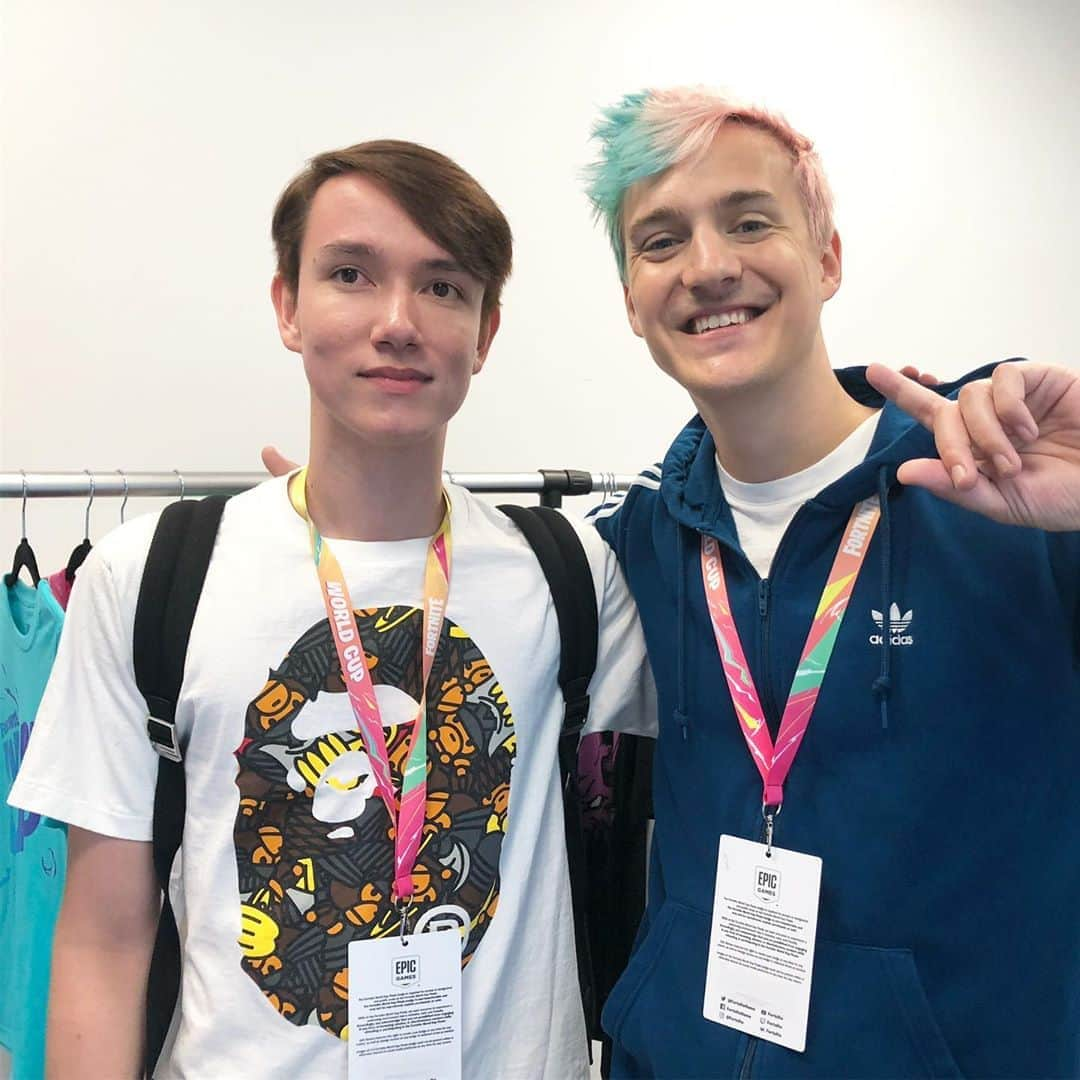 トムのインスタグラム：「@ninja 様に会えたww 人生で一番緊張したかも🤣 明日大会で戦います🔥」