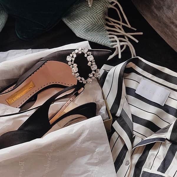 ルパートサンダーソンのインスタグラム：「The perfect gift | Our Misty slingbacks are now in our #SS19 #Sale | 📸 @TonaStell | #KittenHeels #RupertSanderson #ShoeLove #Regram ✨」