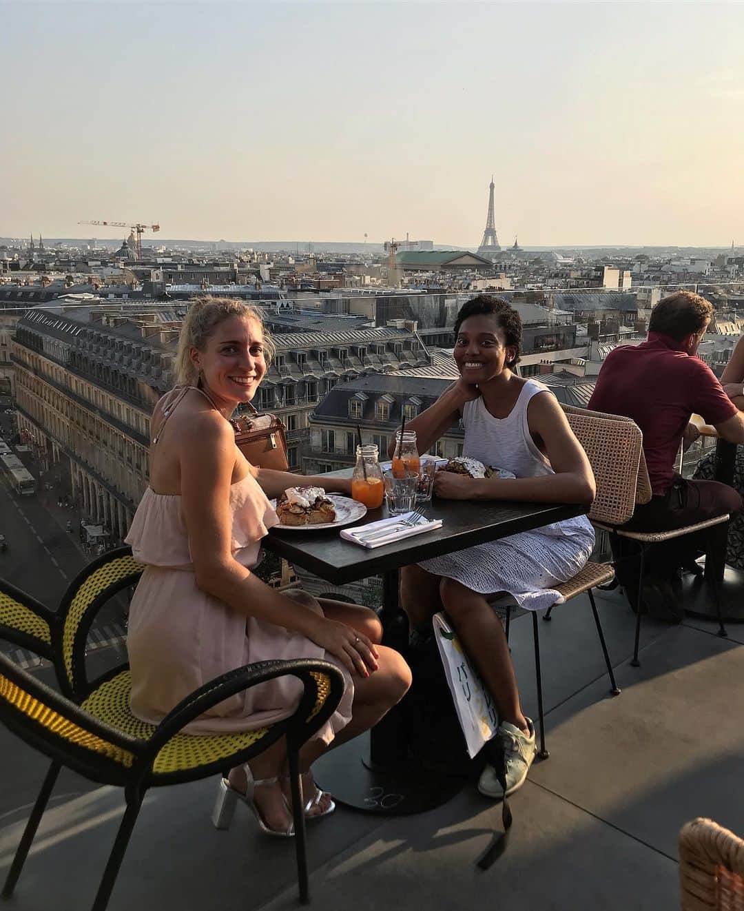 マリー・ギャヨさんのインスタグラム写真 - (マリー・ギャヨInstagram)「Parisian ☀️ #View #Paris #Rooftop #Summer #EiffelTower #Friend #Food」7月26日 0時08分 - marie.gayot