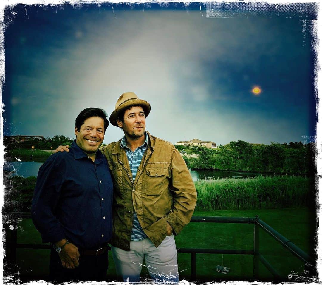ロブ・モローのインスタグラム：「W/me old roommate @rjbricks at his amazing South Hampton spread @cardiganmountainschool」