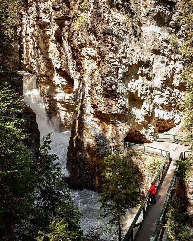 Explore Canadaさんのインスタグラム写真 - (Explore CanadaInstagram)「“I think it’s so cool when we can go back to a place we’ve been before but may have been too young to remember or maybe even at that age didn’t appreciate much🙈⁠ .⁠ Banff National Park was one of those places for me. Where would you like to go back to that you’ve visited when you were young ?”⁠ ⁠ Caption + 📷: @laurenkorstrom⁠ 📍: @banff_lakelouise, @travelalberta, @parks.canada⁠ .⁠ #ExploreAlberta #MyBanff #ParksCanada⁠」7月26日 0時00分 - explorecanada