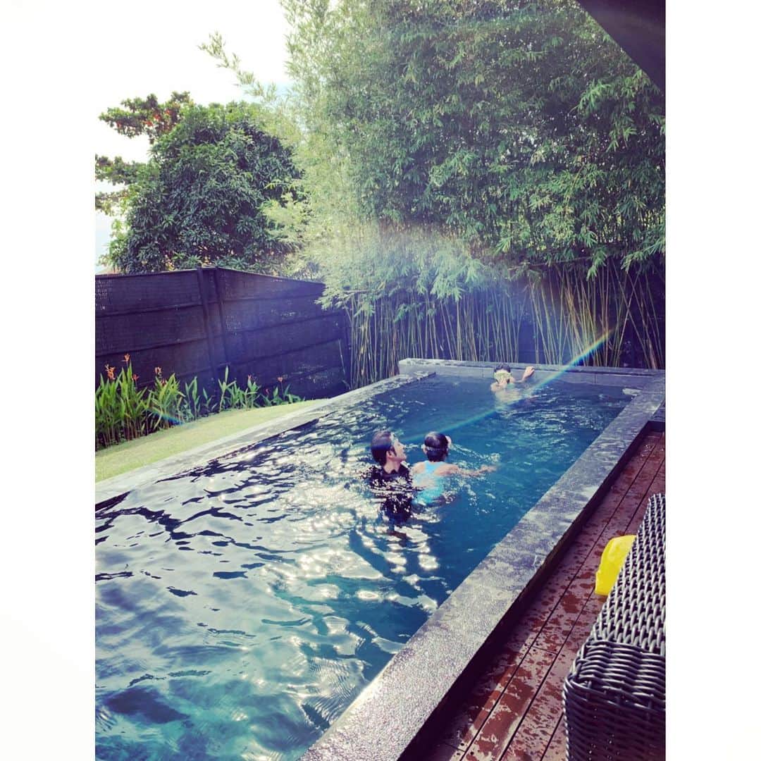 奥菜恵さんのインスタグラム写真 - (奥菜恵Instagram)「水深1.6mもあるので私は怯みましたが、みんな大喜び。  #rainbow #pool #family #家族旅行」7月26日 0時01分 - megumi_okina