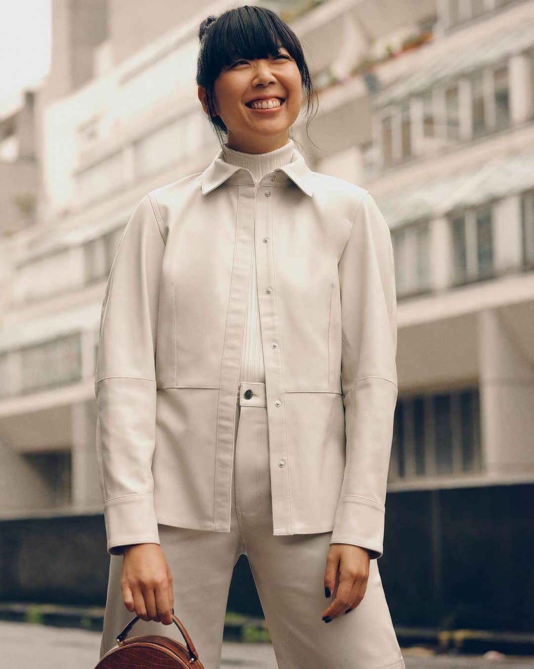 のインスタグラム：「“I’ve always been very into matching things.” Cop @susiebubble 's style and partner white vegan leather co-ords with a shiny roll-neck and croco-print circle bag! #HM  Shirt: 0804617001  Polo top: 0803315001  Trousers: 0800530001  Round bag: 0795514001」