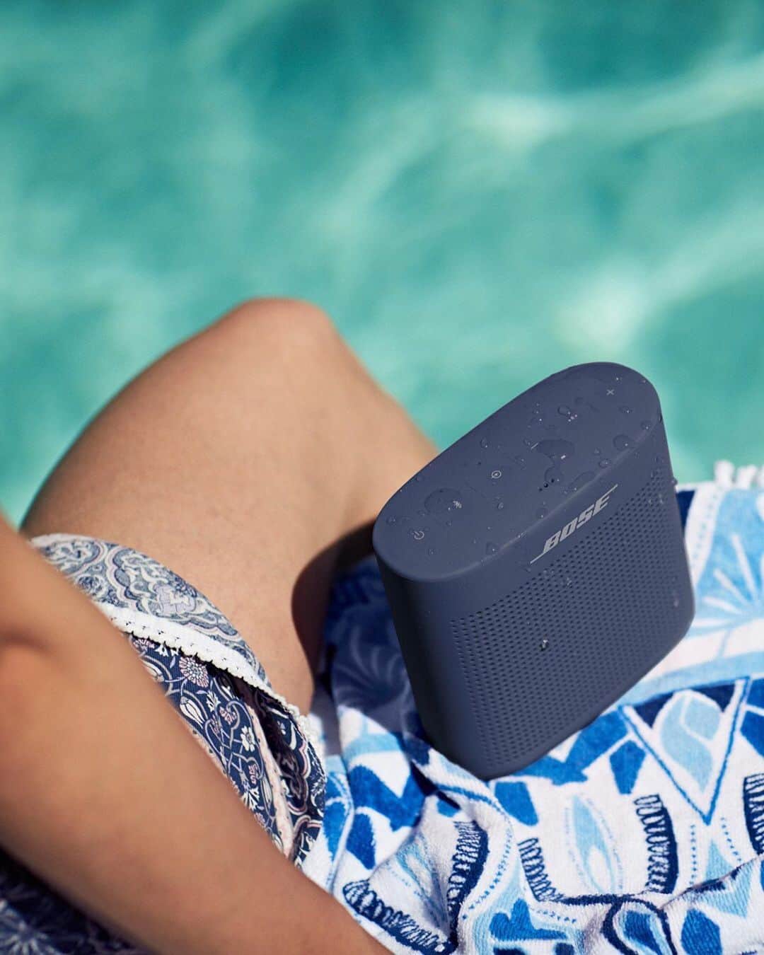 BOSEさんのインスタグラム写真 - (BOSEInstagram)「Blend in ➡️ or stand out — the choice is yours. ​ ​. New limited-edition Midnight Blue is available in the U.S. and CA only on Amazon.com. New Citron is available globally. #SoundLink Color II #ColorYourWorld​」7月26日 0時02分 - bose