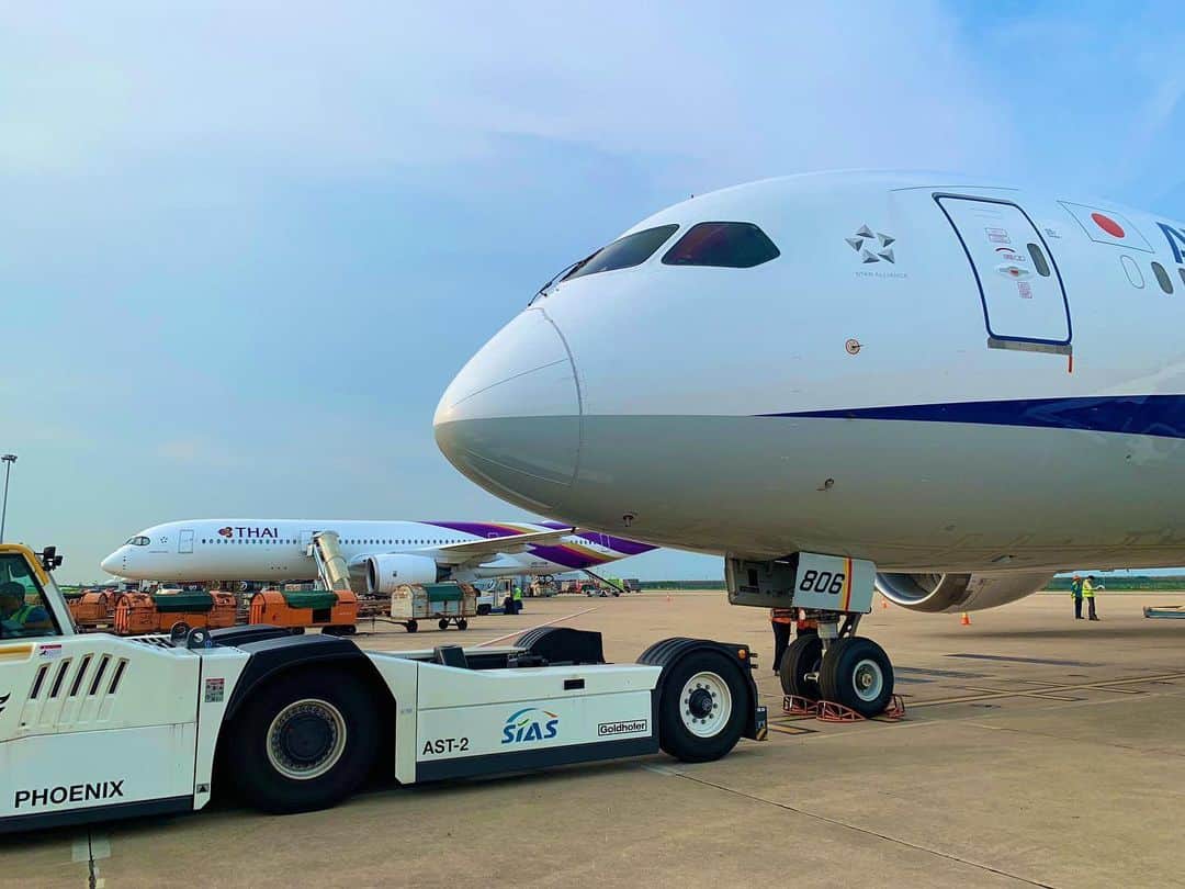 のインスタグラム：「I went to Shanghai.☺︎﻿ ﻿ I am proud to be involved ﻿ with this group at this job !! #china #Shanghai #上海 #Boeing #787 #trip」