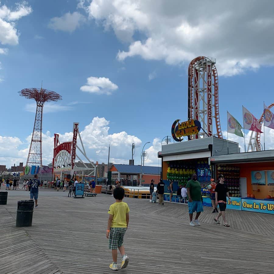 クリス智子さんのインスタグラム写真 - (クリス智子Instagram)「今回は、子供と楽しむニューヨーク旅を頭にいれつつでしたが、実は、わたし自身、前々からきたかった一つ、The Coney Islandに来ました。（コニー... ちょっと親近感わく...） 空広い！海近い！レトロな雰囲気ながら、スリル満点のライドの数々なのです。  映画にもよく出てくるビーチのデッキも、歩くだけでいい雰囲気。  ここで聴くSTING, Kylie Minogue, Ed Sheeran, Lois Fonsi は、やけにしっくりきて、適曲適所を感じる。  乗り物は、シンプルな体感型多く、最後の空に飛んでるのは、私と息子のってます。SLING SHOT. 地上に入るとあっという間に視界から消えたようでした💦 こわかったですが、、それでも、またやりたいし、オススメ。  空に放り出され、空と海と、地上の遊園地がうっすら。宇宙船な気分。  まだ、スリルの続きあり。  #coneyisland  #summervacation  #ny」7月26日 0時05分 - chris_tomoko