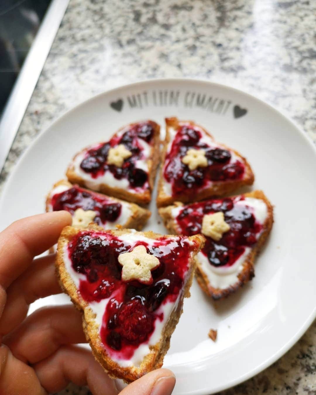 ハンナ・シューベルトのインスタグラム：「GEWINNSPIEL!!! 😍👏 ⬇️ Ich denke ihr kennt die Produkte von @makecake.de mittlerweile alle aus meinen Stories😅 Sie sind Proteinreich und schmecken sooo gut🙊 Ich darf nun ein Gewinnspiel veranstalten und einem von euch die Möglichkeit geben die superguten Produkte selbst zu testen!👏 Der glückliche Gewinner kann sich dann zwischen der süßen (Kuchenbackmischung + Fruchtaufstrich) oder der Herzhaften Variante ( Backmischung Tomate-Kräuter + Tomate Basilikum Dip) entscheiden 😊 Um zu gewinnen müsst ihr: 1. Diesen Beitrag liken✔️ 2. Mir und @makecake.de folgen✔️ 3. 1-2 Freunde markieren✔️ Das Gewinnspiel läuft bis zum 31.07 und gilt Deutschland & Österreichweit😊 Viel Glück 🍀」
