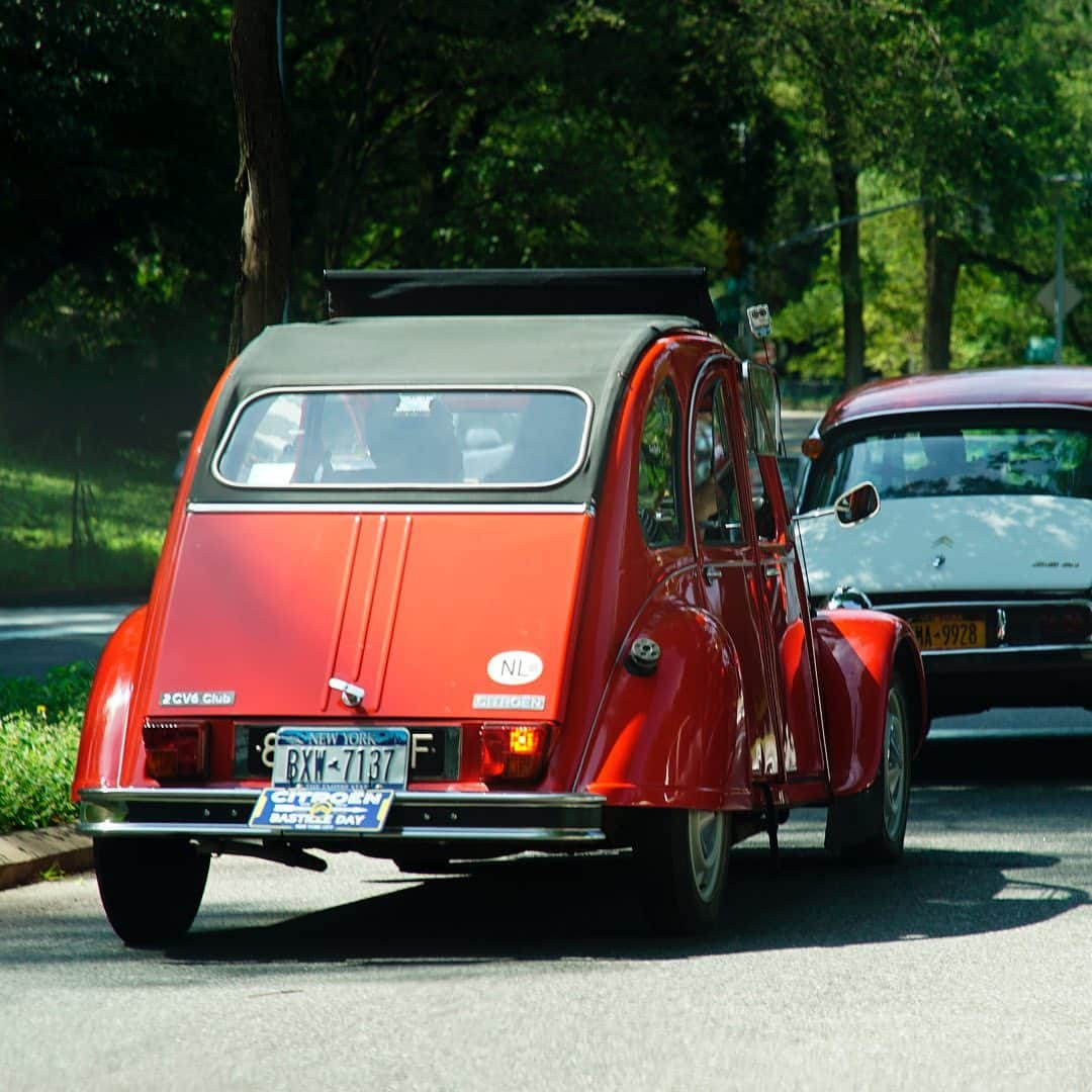 Citroënさんのインスタグラム写真 - (CitroënInstagram)「Bastille Day in New York 🇺🇸! . #TBT #NewYork #Citroën #ClassicCars #FrenchCars #InstaCar #CarsofInstagram」7月26日 0時06分 - citroen