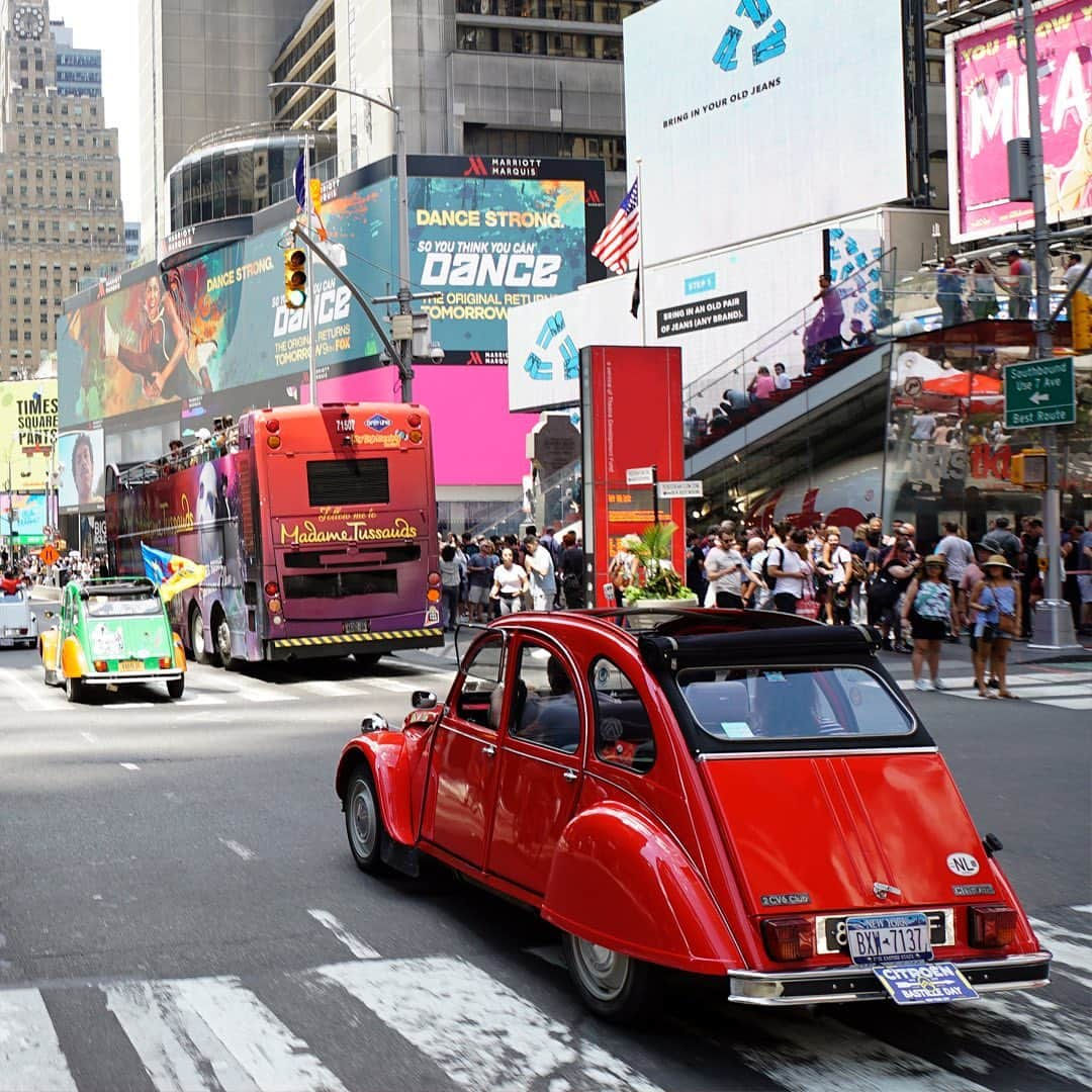 Citroënさんのインスタグラム写真 - (CitroënInstagram)「Bastille Day in New York 🇺🇸! . #TBT #NewYork #Citroën #ClassicCars #FrenchCars #InstaCar #CarsofInstagram」7月26日 0時06分 - citroen