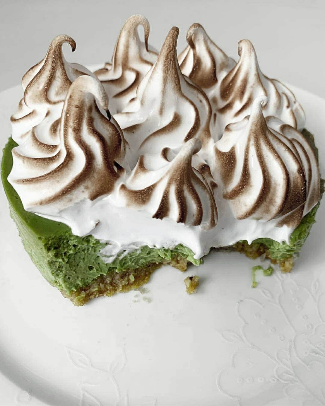Matchæologist®さんのインスタグラム写真 - (Matchæologist®Instagram)「😍 Tag a #Matchaolic who you think could devour this WHOLE Swiss-Meringue topped #Matcha #Cheesecake 💪 beautifully created by our amazing #MatchaMate @theboywholovesmatcha – using our Meiko™ and Midori™ Matcha! 🙏 . 🌿💚 Like the look of this mesmerising green treat? Matcha is the perfect choice when you are looking to add a twist to your culinary creations – it gives a delicious taste and colour to your favourite recipes! 😘🍵 . For premium-quality matcha 🍵, please visit Matchaeologist.com . Follow our bio link 👉@Matchaeologist . Matchæologist® #Matchaeologist Matchaeologist.com」7月26日 0時07分 - matchaeologist