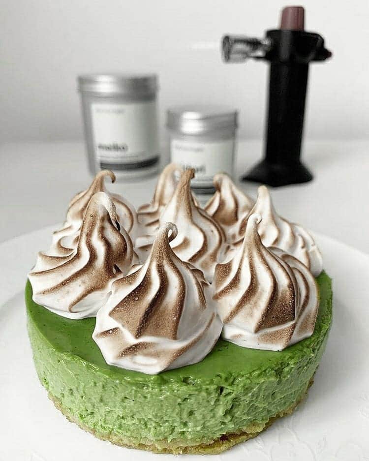Matchæologist®さんのインスタグラム写真 - (Matchæologist®Instagram)「😍 Tag a #Matchaolic who you think could devour this WHOLE Swiss-Meringue topped #Matcha #Cheesecake 💪 beautifully created by our amazing #MatchaMate @theboywholovesmatcha – using our Meiko™ and Midori™ Matcha! 🙏 . 🌿💚 Like the look of this mesmerising green treat? Matcha is the perfect choice when you are looking to add a twist to your culinary creations – it gives a delicious taste and colour to your favourite recipes! 😘🍵 . For premium-quality matcha 🍵, please visit Matchaeologist.com . Follow our bio link 👉@Matchaeologist . Matchæologist® #Matchaeologist Matchaeologist.com」7月26日 0時07分 - matchaeologist