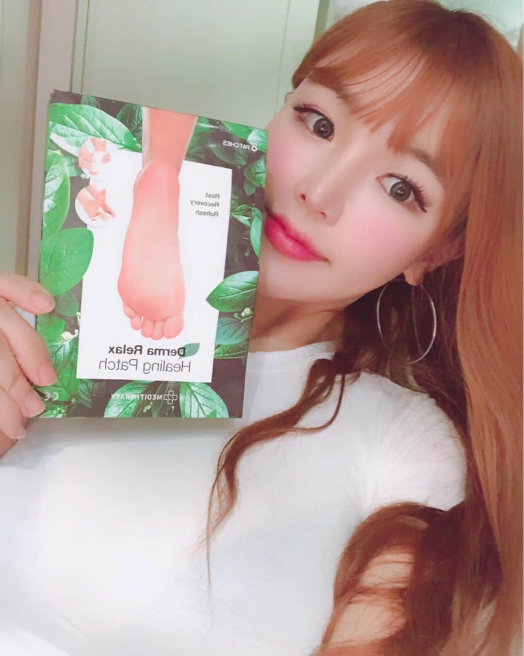 hyeriのインスタグラム：「오늘너무 수고한 내발을위해 역시 발이 시원해야 피로가풀리네..👍🙈😛 @meditherapy #메디테라피 #힐링패치 #발바닥패치 #다리피로 #운동후피로관리 #운동후발마사지 #다리붓기빼기 #레깅스핏 #요가복 #운동 #요가」