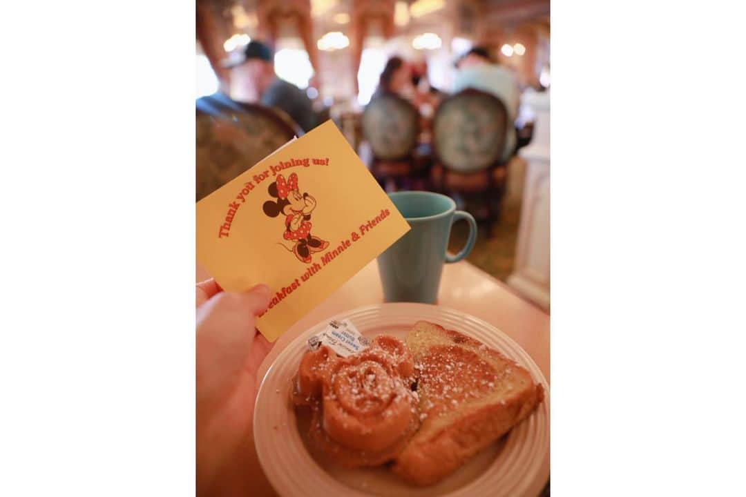 朝風れいさんのインスタグラム写真 - (朝風れいInstagram)「Disneyland, Anaheim🌴🏰🌴 ・ ・ 🎀🍽PLAZA INN☕️🎀 ・ ・ ・ アナハイムに来ると、毎回プラザインに行く習慣が！😂 ・ ・ ・ ここは、Disneyland内にある、朝食を食べながらキャラクターグリーティングが出来る、夢のようなところ🤤 食べる暇ないくらい忙しくキャラクターが会いに来てくれるけど、しっかり食べましたw ・ ・ ・ でも、パーク5日目の朝に行ったもんだから、レンズ汚れてたらしく、この通り、めっちゃ白飛び。 1.2.3枚目酷い！！💦 せっかくのキャラグリなのにー( ；∀；) これからは、カメラやレンズの掃除キット買って、お手入れも頑張らなきゃいけないな！！反省(ﾉД`) ・ ・ ・ 全然関係ないけど… 日本のミニつんより、何か…可愛い🙄 チークがあるからかな？何なら、ミッキーにもチークあったよ(*´-`) 日本のミキミニの血色の悪さ、やっぱり慣れないです🤭😕 ・ ・ ・ #minniemouse #minnie #plazainn  #breakfast #ミニーマウス #ミニー #ミニーちゃん #お天使ちゃん #プラザイン #キャラグリ #anaheim #california #anaheimdisney #disneylandcalifornia #disneyland #magickingdom #アナハイム #カリフォルニア #ディズニーランド #eos5dmarkiv #4枚目 #嬉しそう過ぎて気持ち悪い #ミニーちゃんも目が点」7月26日 0時16分 - rei.wd