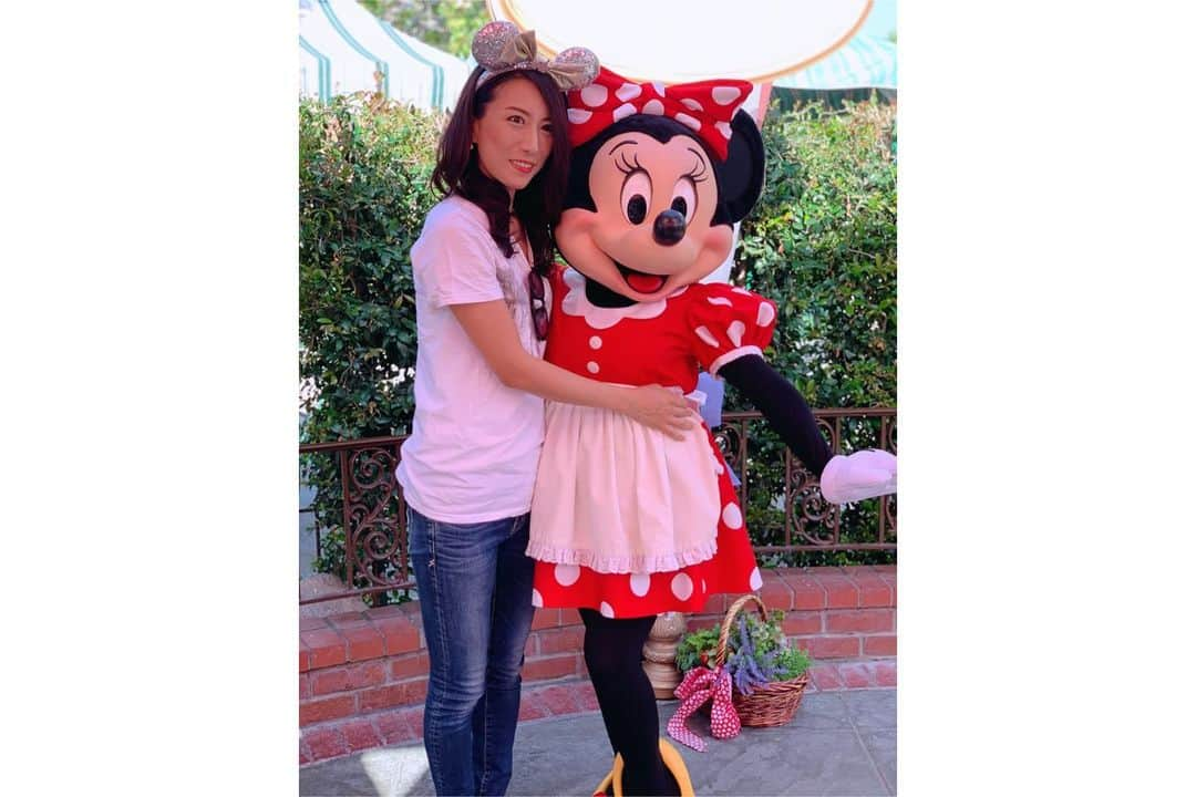 朝風れいさんのインスタグラム写真 - (朝風れいInstagram)「Disneyland, Anaheim🌴🏰🌴 ・ ・ 🎀🍽PLAZA INN☕️🎀 ・ ・ ・ アナハイムに来ると、毎回プラザインに行く習慣が！😂 ・ ・ ・ ここは、Disneyland内にある、朝食を食べながらキャラクターグリーティングが出来る、夢のようなところ🤤 食べる暇ないくらい忙しくキャラクターが会いに来てくれるけど、しっかり食べましたw ・ ・ ・ でも、パーク5日目の朝に行ったもんだから、レンズ汚れてたらしく、この通り、めっちゃ白飛び。 1.2.3枚目酷い！！💦 せっかくのキャラグリなのにー( ；∀；) これからは、カメラやレンズの掃除キット買って、お手入れも頑張らなきゃいけないな！！反省(ﾉД`) ・ ・ ・ 全然関係ないけど… 日本のミニつんより、何か…可愛い🙄 チークがあるからかな？何なら、ミッキーにもチークあったよ(*´-`) 日本のミキミニの血色の悪さ、やっぱり慣れないです🤭😕 ・ ・ ・ #minniemouse #minnie #plazainn  #breakfast #ミニーマウス #ミニー #ミニーちゃん #お天使ちゃん #プラザイン #キャラグリ #anaheim #california #anaheimdisney #disneylandcalifornia #disneyland #magickingdom #アナハイム #カリフォルニア #ディズニーランド #eos5dmarkiv #4枚目 #嬉しそう過ぎて気持ち悪い #ミニーちゃんも目が点」7月26日 0時16分 - rei.wd