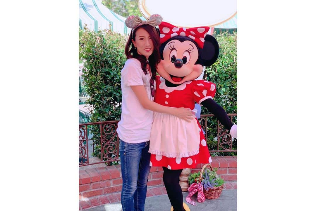 朝風れいさんのインスタグラム写真 - (朝風れいInstagram)「Disneyland, Anaheim🌴🏰🌴 ・ ・ 🎀🍽PLAZA INN☕️🎀 ・ ・ ・ アナハイムに来ると、毎回プラザインに行く習慣が！😂 ・ ・ ・ ここは、Disneyland内にある、朝食を食べながらキャラクターグリーティングが出来る、夢のようなところ🤤 食べる暇ないくらい忙しくキャラクターが会いに来てくれるけど、しっかり食べましたw ・ ・ ・ でも、パーク5日目の朝に行ったもんだから、レンズ汚れてたらしく、この通り、めっちゃ白飛び。 1.2.3枚目酷い！！💦 せっかくのキャラグリなのにー( ；∀；) これからは、カメラやレンズの掃除キット買って、お手入れも頑張らなきゃいけないな！！反省(ﾉД`) ・ ・ ・ 全然関係ないけど… 日本のミニつんより、何か…可愛い🙄 チークがあるからかな？何なら、ミッキーにもチークあったよ(*´-`) 日本のミキミニの血色の悪さ、やっぱり慣れないです🤭😕 ・ ・ ・ #minniemouse #minnie #plazainn  #breakfast #ミニーマウス #ミニー #ミニーちゃん #お天使ちゃん #プラザイン #キャラグリ #anaheim #california #anaheimdisney #disneylandcalifornia #disneyland #magickingdom #アナハイム #カリフォルニア #ディズニーランド #eos5dmarkiv #4枚目 #嬉しそう過ぎて気持ち悪い #ミニーちゃんも目が点」7月26日 0時16分 - rei.wd