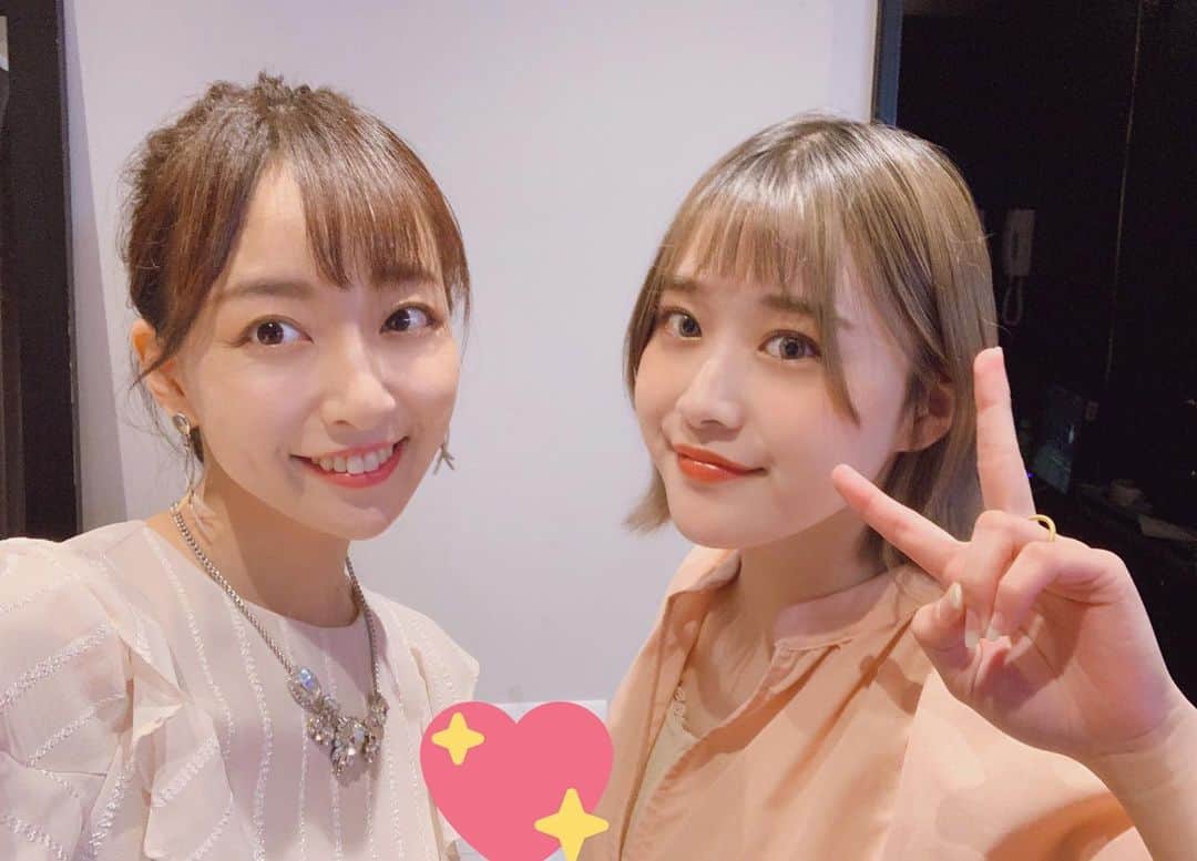 長谷川萌美さんのインスタグラム写真 - (長谷川萌美Instagram)「. . 『SHIBUYA DESEO mini with VILLAGE VANGUARD』にて ライブでした！！🎤🎸🎹 . 暑い中お越し下さった方ありがとうこざいました✨応援して下さった方も、ありがとうこざいます❣️ . 地方を廻らせていただく事が多くて 渋谷が久しぶりな感じでした！ . 自作曲「スーパーガール」から始めて お疲れ様ー！という感じでした🙌 . 「オレンジライン」も手拍子ありがとうございます！！👏🌈 . 新グッズ夏カラーのものが好評で嬉しい👚🌴 . ESPの卒業生&在校生で 出演者のhalucaちゃんとヤビちゃんと スタッフさんの眞渋さんと ESP出身で懐かしい先生のお話など 嬉しかったです☺️ halucaちゃんと🤳 ヤビちゃん撮れなくてごめなさい🙇‍♀️ また一緒にできますように♡ . 皆さん今日一日、お疲れ様でした☺️✨ . 次のライブはしあさって29日 代官山LOOPです！ . お待ちしております♪ .  #ビタスイ #渋谷 #deseomini #esp #deseo #shibuya #ライブ #live #弾き語り #オリジナル #song #遠ラブ」7月26日 0時21分 - moemi_hasegawa