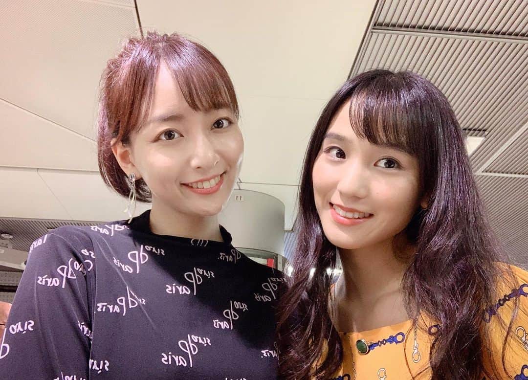 長谷川萌美さんのインスタグラム写真 - (長谷川萌美Instagram)「. . 『SHIBUYA DESEO mini with VILLAGE VANGUARD』にて ライブでした！！🎤🎸🎹 . 暑い中お越し下さった方ありがとうこざいました✨応援して下さった方も、ありがとうこざいます❣️ . 地方を廻らせていただく事が多くて 渋谷が久しぶりな感じでした！ . 自作曲「スーパーガール」から始めて お疲れ様ー！という感じでした🙌 . 「オレンジライン」も手拍子ありがとうございます！！👏🌈 . 新グッズ夏カラーのものが好評で嬉しい👚🌴 . ESPの卒業生&在校生で 出演者のhalucaちゃんとヤビちゃんと スタッフさんの眞渋さんと ESP出身で懐かしい先生のお話など 嬉しかったです☺️ halucaちゃんと🤳 ヤビちゃん撮れなくてごめなさい🙇‍♀️ また一緒にできますように♡ . 皆さん今日一日、お疲れ様でした☺️✨ . 次のライブはしあさって29日 代官山LOOPです！ . お待ちしております♪ .  #ビタスイ #渋谷 #deseomini #esp #deseo #shibuya #ライブ #live #弾き語り #オリジナル #song #遠ラブ」7月26日 0時21分 - moemi_hasegawa