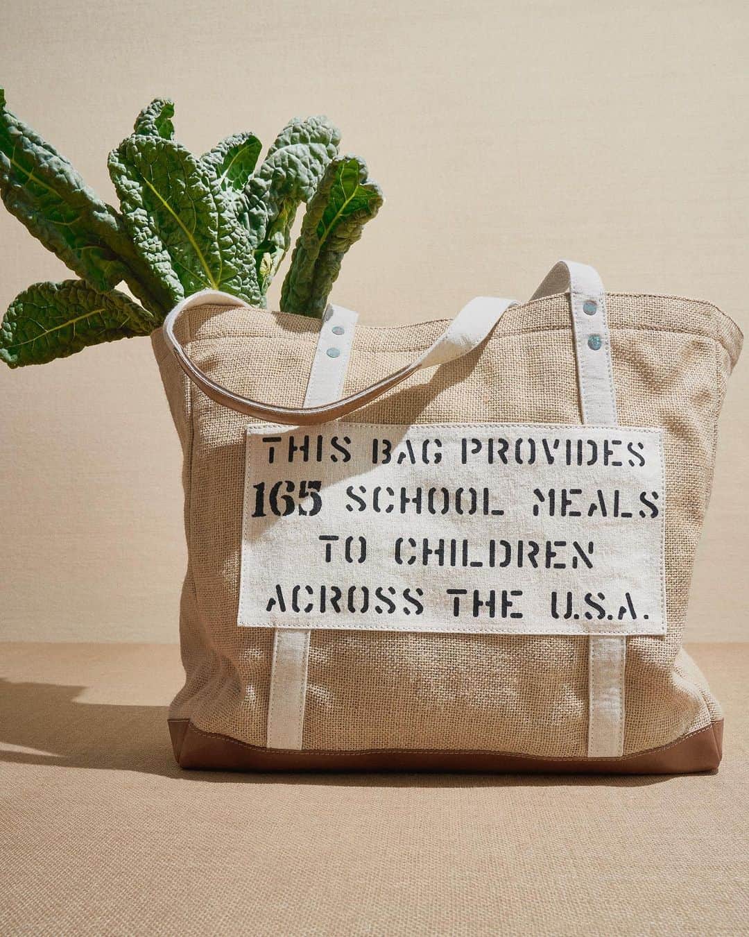 Polo Ralph Laurenさんのインスタグラム写真 - (Polo Ralph LaurenInstagram)「This tote bag helps provide 165 meals to schoolchildren in the US.  Every purchase made from the #POLOxFEED capsule collection — which includes a tote bag, backpack, pouch, and hat — helps donate a meal to a child in need. Ten percent of the purchase price of each item is donated to @NoKidHungry, whose average cost to provide school meals is 10 cents per meal. Learn more at nokidhungry.org.  Shop the #POLOxFEED capsule collection on RalphLauren.com and #ThePoloApp (US only).」7月26日 0時23分 - poloralphlauren