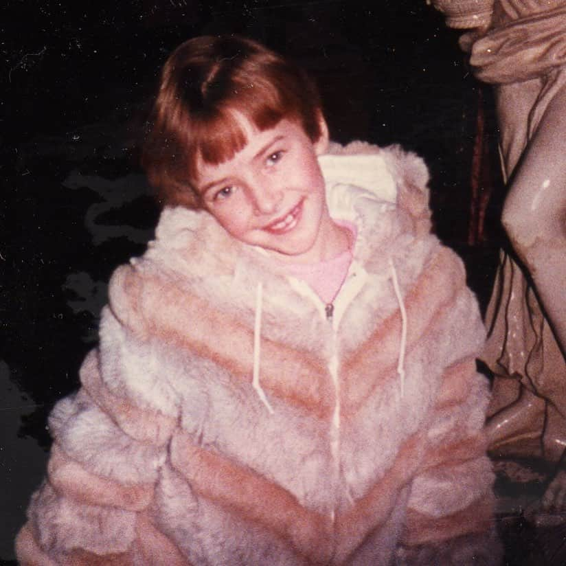 アニー・ワーシングさんのインスタグラム写真 - (アニー・ワーシングInstagram)「#tbt! To this coat and this hair! 🤣🤦🏼‍♀️🤣」7月26日 0時23分 - anniewersching