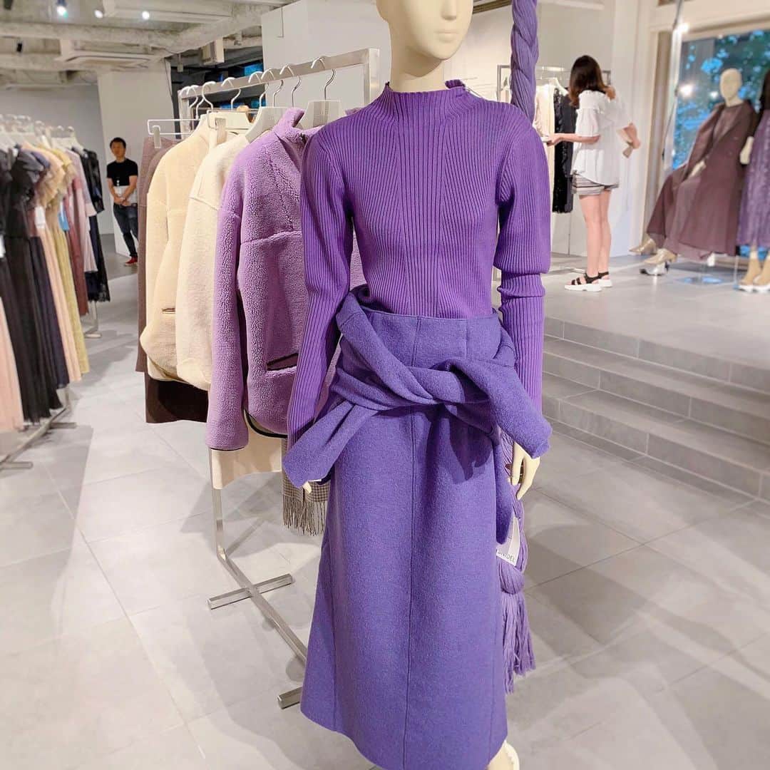 のインスタグラム：「秋冬の展示会でとにかく見かける﻿ "ワントーン"コーデ！！﻿ ﻿ 色のトーンを揃えるだけで﻿ なんだかおしゃれに見えちゃうんです👏🏻♡﻿ ﻿ 次号のandGIRLでも﻿ "ワントーン"の特集が﻿ あるとか....👀✨﻿ ﻿ 最近やっと暑くなってきた﻿ ところですが😂﻿ 今年の秋冬コーデで﻿ 挑戦してみてはいがでしょうか🙌🏻❤︎﻿ ﻿ ﻿ #展示会レポ #秋服 #冬服 #ワントーン﻿ #ワントーンコーデ #アラサーコーデ﻿ #秋コーデ #冬コーデ﻿ #frayid #snidel #lilybrown #milaowen﻿ #andGIRL #アンドガール」