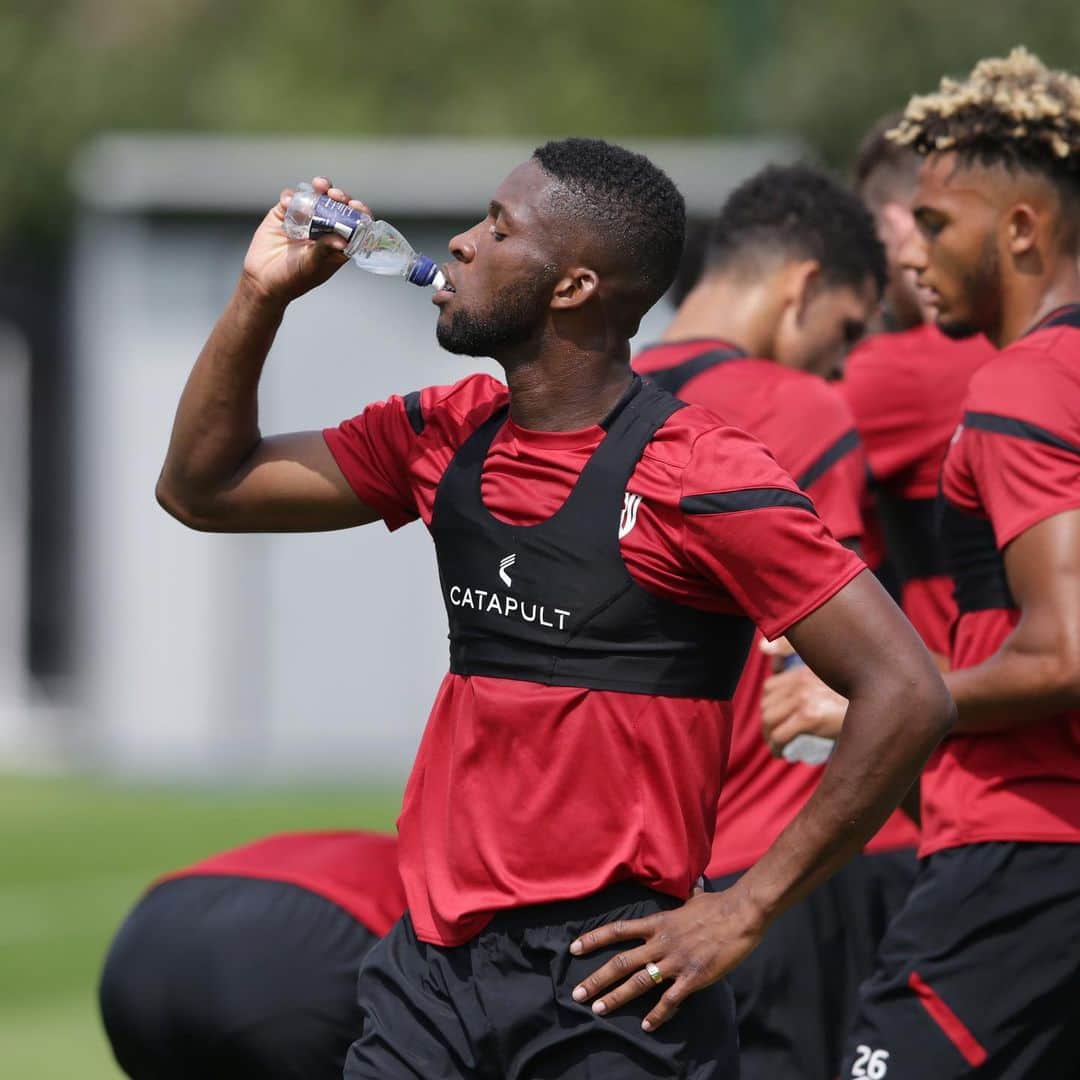 AFCボーンマスさんのインスタグラム写真 - (AFCボーンマスInstagram)「Staying hydrated on the hottest day of the year 😅☀️ #afcb 🍒」7月26日 0時31分 - afcb